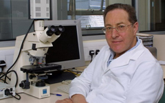El investigador Geoffrey Raisman, en su laboratorio.